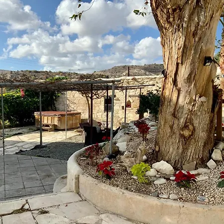 Georgios Retreat. Quaint Stone House. Сasa de vacaciones Paphos