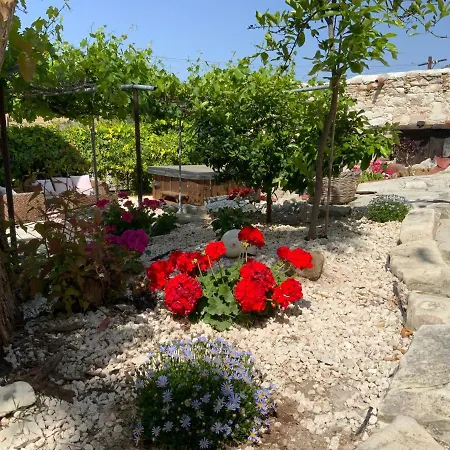 Georgios Retreat. Quaint Stone House. Сasa de vacaciones *