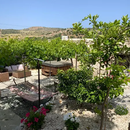 Georgios Retreat. Quaint Stone House. Сasa de vacaciones Paphos